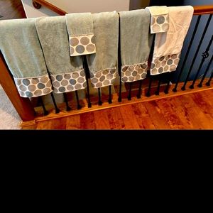 Beautiful stylish never used guest bathroom decorative towel large set